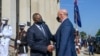 澳大利亚国防部长彼得·达顿(Peter Dutton，右)2021年9月15日抵达五角大楼时与美国防长奥斯汀握手（美国国防部）