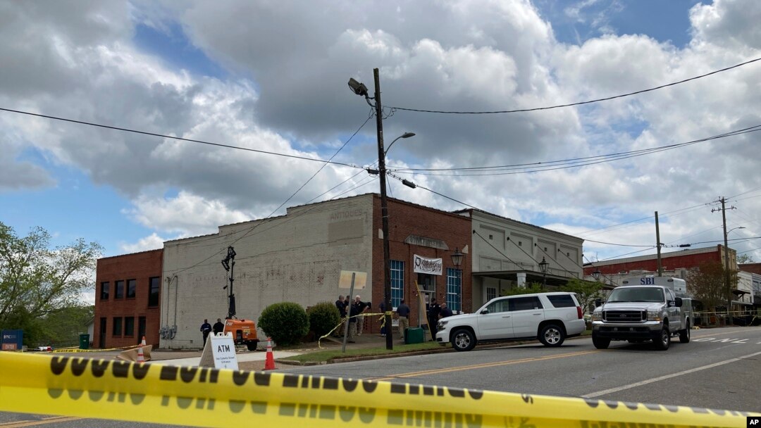 Los investigadores trabajan en el lugar de un tiroteo fatal en el centro de Dadeville, Alabama, el domingo 16 de abril de 2023. Varios murieron durante un tiroteo en una fiesta de cumpleaños el sábado por la noche, dijo la Agencia de Cumplimiento de la Ley de Alabama.
