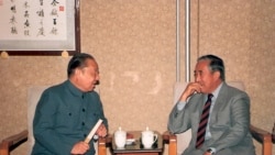 1987年，中國前副總理習仲勳(左)在北京與達賴喇嘛的胞兄嘉樂頓珠交談。
