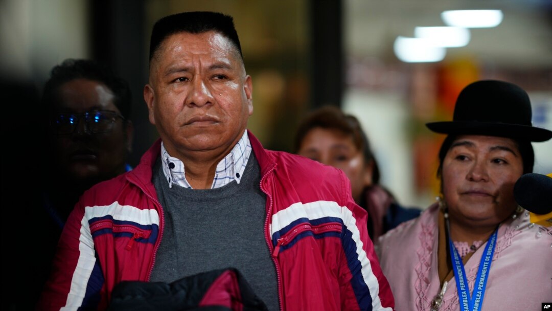 El exjesuita Pedro Lima se detiene para hablar con los periodistas después de aterrizar en el aeropuerto internacional de El Alto en El Alto, Bolivia, el lunes 22 de mayo de 2023, antes de viajar a la capital para hacer una declaración relacionada con la pedofilia de una iglesia.