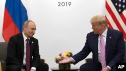 일본 오사카에서 주요20개국(G20) 정상회의가 열린 가운데 도널드 트럼프 미국 대통령과 블라디미르 푸틴 러시아 대통령이 지난 6월 양자회담을 열었다.