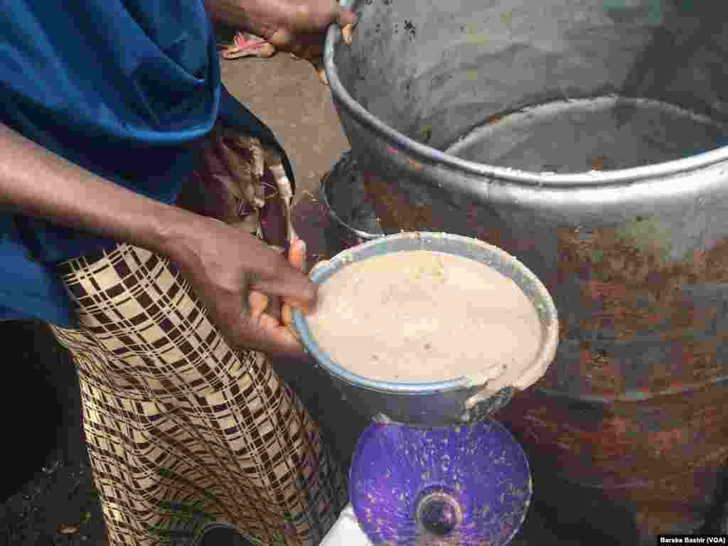 Zainab Abdullahi Mai Sarrafa Dagwalon Nikakkiyar Gyada Domin Samar Da Mai