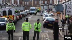 La policía británica reallizó los operativos en Inglaterra y Gales para detener a los sospechosos.