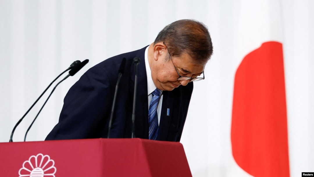 28일 자민당 대표인 이시가 시게루 일본 총리가 일본 도쿄 당사에서 기자회견을 마친 후 인사를 하고 있다.