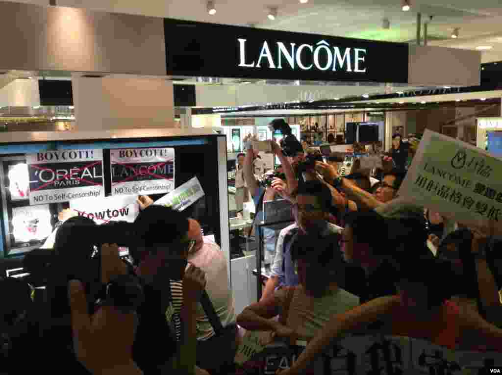 香港十六個政黨和團體銅鑼灣時代廣場抗議Lancome