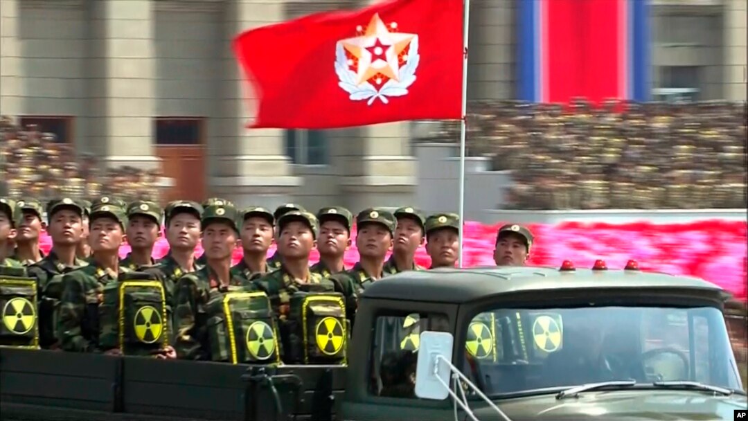 한국전 정전 60주년인 지난 7월 27일 북한이 개최한 열병식에서 군인들이 방사능 표시가 붙은 배낭을 매고 참가했다. 당시 한국 군은 북한이 소형 핵무기인 '핵배낭'을 제작할 능력은 없는 것으로 판단한다고 밝혔다.