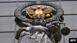 Статую Фемиды у входа в Верховный суд России в Москве