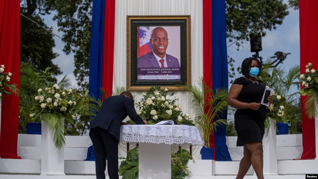 La gente asiste a una ceremonia en honor del difunto presidente haitiano Jovenel Moise en el Museo Nacional del Panteón en Puerto Príncipe, Haití, el 20 de julio de 2021. 