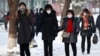 북한 주민들이 마스크를 끼고 평양 시내를 걷고 있다.