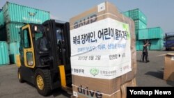 지난 8월 한국 대북지원 민간단체가 북한으로 보내는 장애인.어린이 지원 물품이 인천항에서 컨테이너에 실리고 있다. (자료사진)