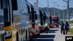 태풍 '카눈'의 한반도 관통이 예보된 가운데, 8일 한국 전라북도 부안의 새만금 세계스카우트잼버리 현장에서 참가자 철수 작업이 진행되고 있다. 