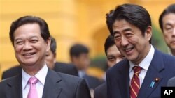 日本首相安倍晉三 (右) 與越南總理阮晉勇 (左)