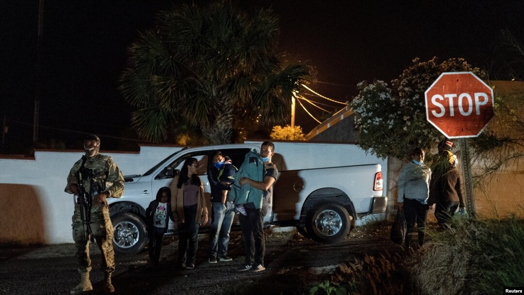 Un grupo de inmigrantes en busca de asilo en Estados Unidos fueron detenidos por la patrulla fronteriza al cruzar el Río Grande desde México hacia Texas el 17 de abril de 2021