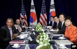 바락 오바마 미국 대통령(왼쪽)과 박근혜 한국 대통령이 6일 아세안 정상회의 참석차 방문한 라오스 비엔티안에서 미·한 정상회담을 마친 뒤 공동발표를 하고 있다.