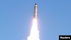 김정은 노동당 위원장이 지난 12일 북한의 신형 중장거리 전략탄도미사일(IRBM)인 '북극성 2형' 시험발사를 현지지도했다고 조선중앙통신이 13일 보도했다. 