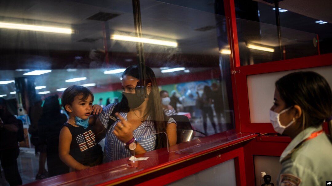 Cuba recientemente reabrió el Aeropuerto Internacional José Martí de La Habana después de meses cerrado por el coronavirus. El turismo y los cubanos expatriados que viajan a la isla son dos de las primeras fuentes de ingresos del país.