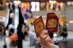 지난 6월 홍콩에서 열린 민주화 시위 참가자가 ‘영국해외시민(British National Overseas, BNO)’여권을 들어보이고 있다.