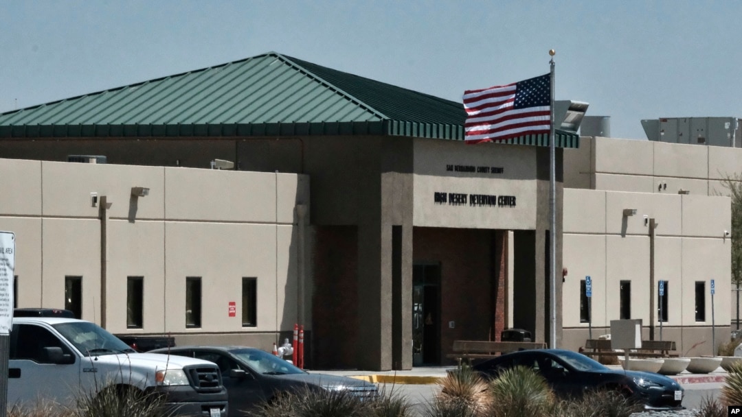 Esta foto del 20 de abril de 2019, muestra el Centro de Detención de Adelanto, en California, donde una investigación interna del Dpto. de Seg. Nacional encontró comida podrida, baños mohosos y en mal estado y condiciones que podrían estar violando la condición de los detenidos.