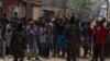 Arquivo: População reage à presença das forças de segurança numa manifestação por comida, no bairro Hoji-Ya-Henda em Luanda, um mês depois de declarado o estado de emergência. 8 Junho 2020