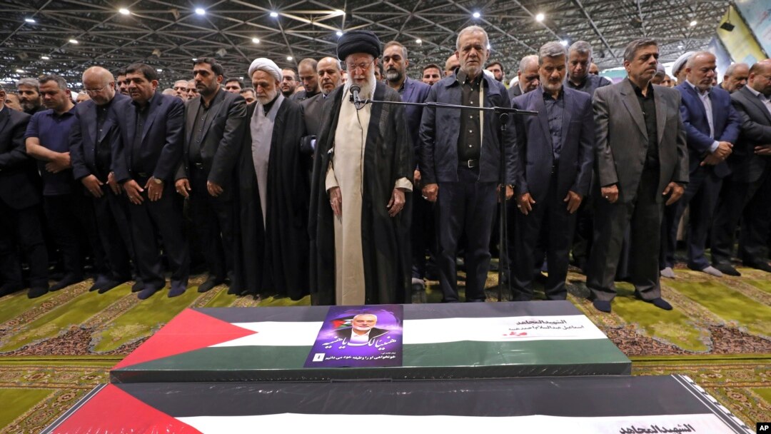 مراسم نماز جنازۀ اسماعیل هنیه با امامت رهبر ایران