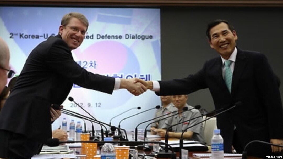 지난해 9월 한국에서 열린 제2차 미한통합국방협의체 회의에 참석해 임관빈 한국 국방부 국방정책실장과 악수하는 데이비드 헬비 미 국방부 동아시아담당 부차관보(왼쪽). (자료사진)