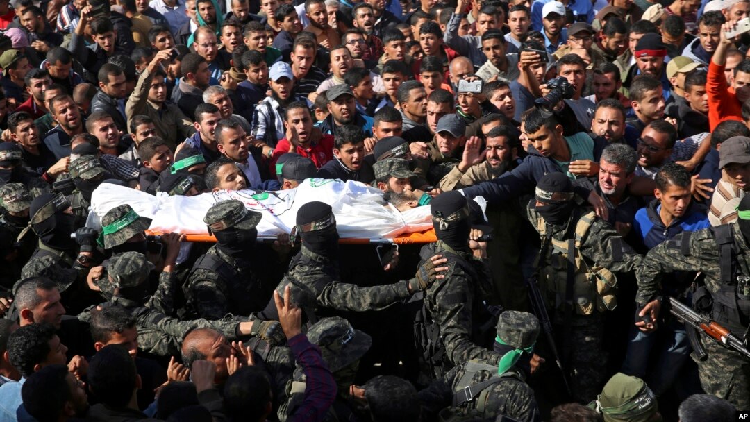 Seguidores llevan el cuerpo del fallecido comandante de Hamas, Nour el-Deen Barakas, el lunes 12 de noviembre de 2018.
