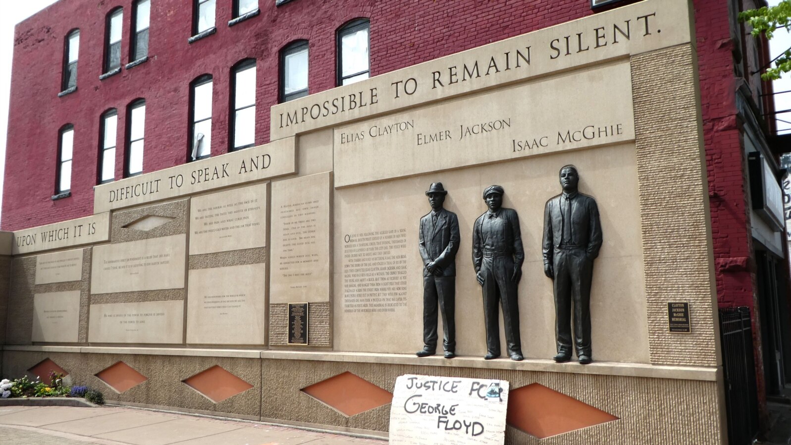 A sign at the Clayton Jackson McGhie Memorial in Duluth, Minnesota, reads 'Justice for George Floyd,' June 9, 2020. (M. Young/VOA)