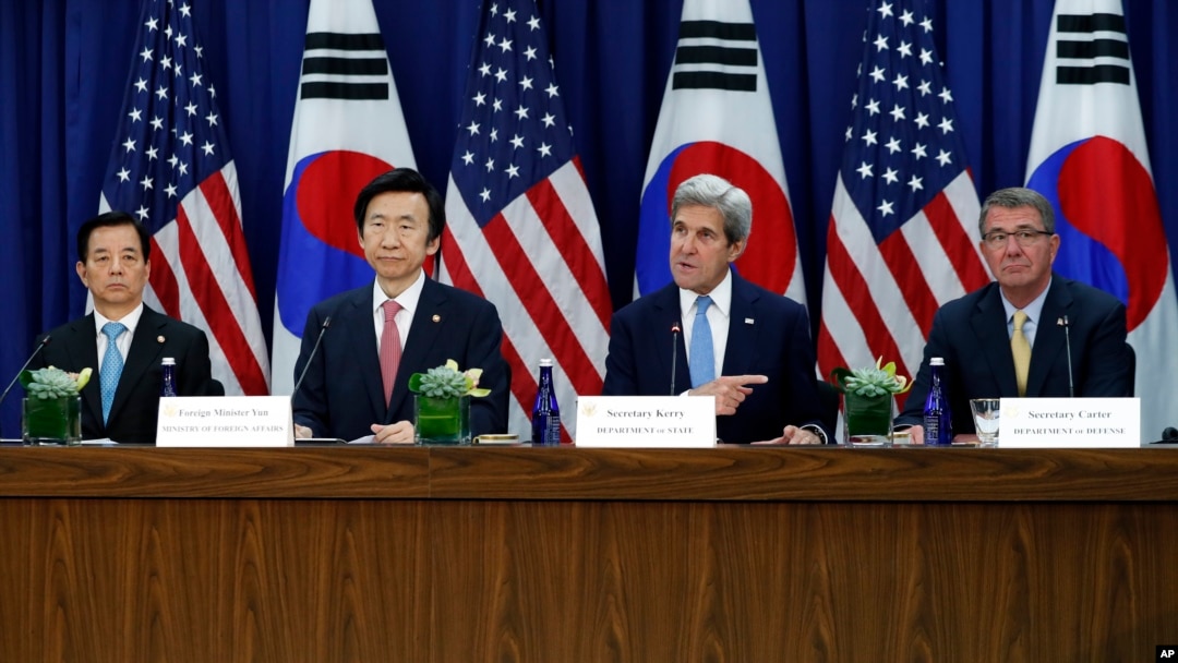 지난 10월 미국 워싱턴에서 '2+2' 미한 외교·국방 장관회의가 열렸다. 왼쪽부터 한국의 한민구 국방장관, 윤병세 외교장관, 존 케리 국무장관, 애슈턴 카터 국방장관.