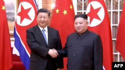 시진핑(왼쪽) 중국 국가주석과 김정은 북한 국무위원장(자료사진)