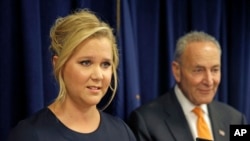 Actriz Amy Schumer y senador Charles Schumer anuncian campaña de control de armas.