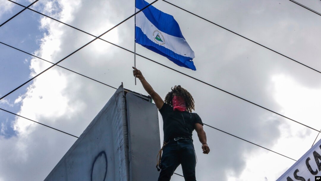 Un manifestantes porta una bandera de Nicaragua durante una manifestación antigubernamental en Managua, el 11 de agosto de 2018.