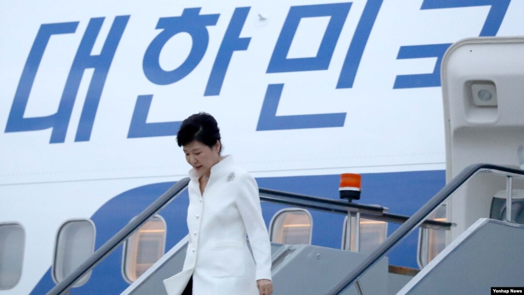 러시아·중국·라오스 순방에 나선 박근혜 한국 대통령이 2일 저녁 러시아 블라디보스토크 국제공항에 도착, 전용기에서 내려오고 있다.