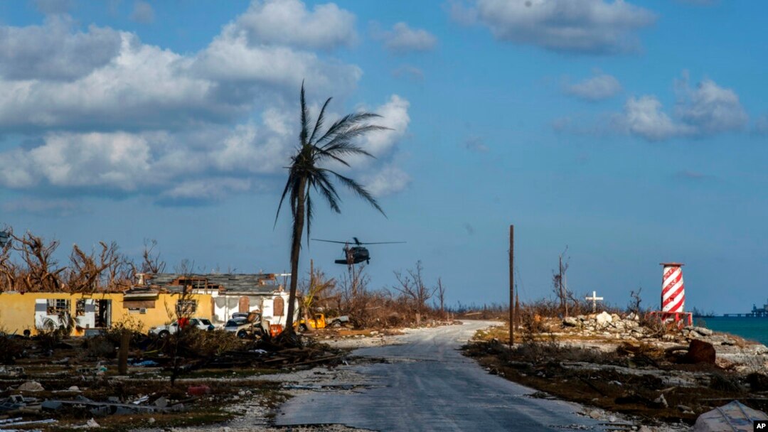Un helicóptero sobrevuela el poblado de High Rock tras entregar suministros luego de la devastación dejada por el huracán Dorian, en la isla Gran Bahama, Bahamas, 10 de septiembre de 2019. Las mismas zonas recibieron lluvias de la tormenta tropical Humberto el sábado.