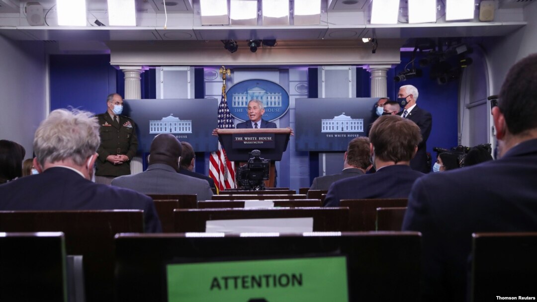 El doctor Anthony Fauci conversa con los periodistas bajo la atenta mirada del vicepresidente Mike Pence, en la sala de prensa de la Casa Blanca, el 19 de noviembre de 2020.