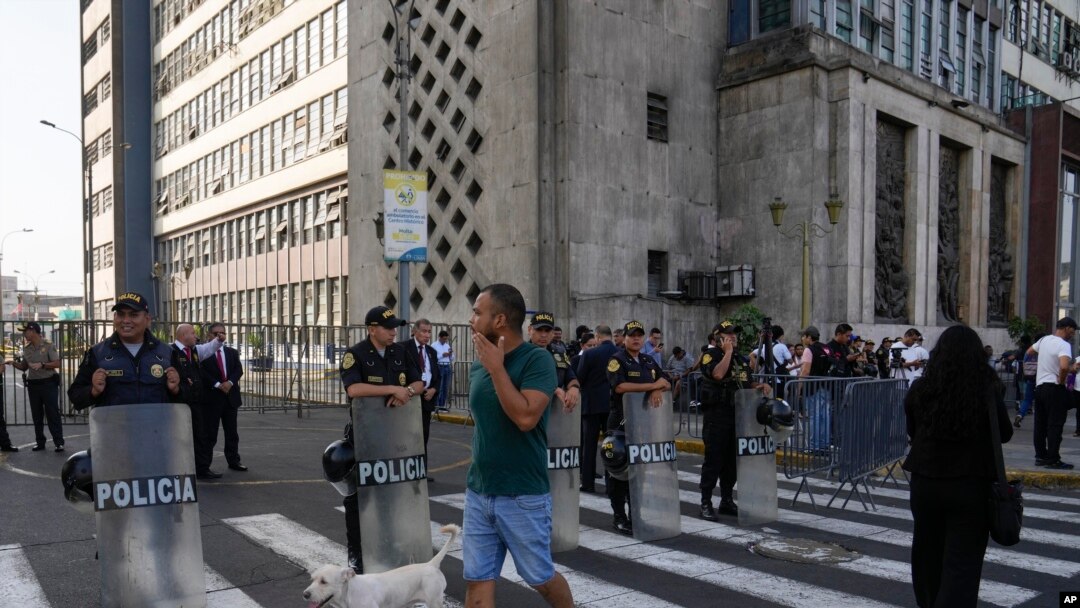 La policía hace guardia en los perímetros de la fiscalía donde la presidenta peruana Dina Boluarte llegó a testificar, en Lima, Perú, el viernes 5 de abril de 2024.