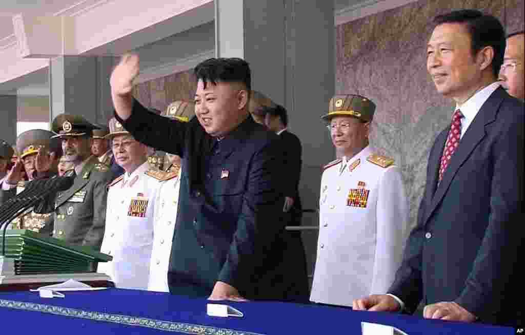 視頻截圖顯示,2013年7月27日,朝鮮領導人金正恩和中國副主席李源潮在平壤紀念朝鮮戰爭停戰60週年的慶典上