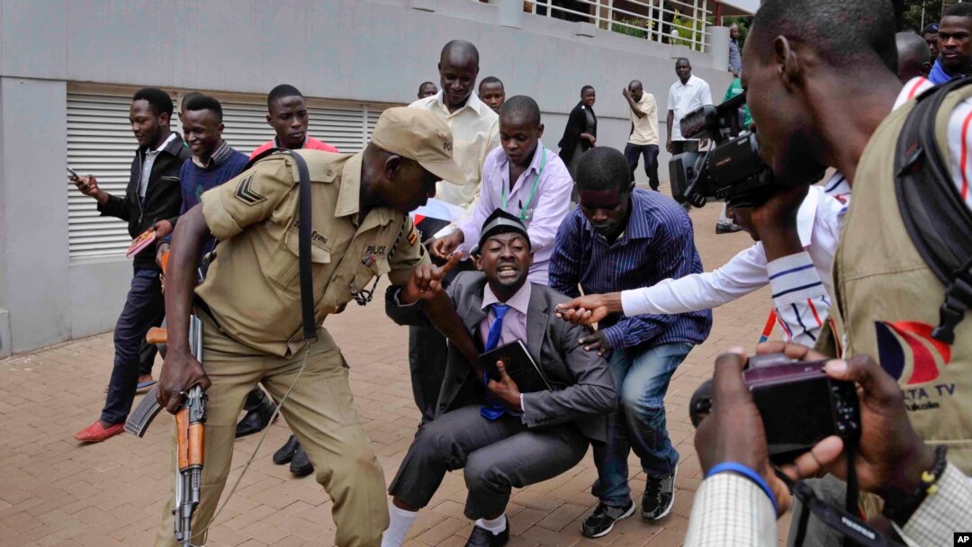 Mwanaharakati anayepinga kuongezwa umri wa kuruhusiwa kugombea nafasi ya urais nchini Uganda akikamatwa na askari kanzu. 