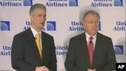 Continental CEO Jeff Smisek (left) with United CEO Glenn Tilton announcing merger of two airlines, 3 May 2010