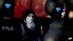 La policía detiene a los manifestantes que bloquean una calle durante una huelga general en las afueras de Buenos Aires, Argentina, el jueves 6 de abril de 2017.
