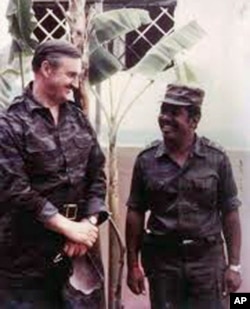 General Valentim Varennikov, fotografado em Luena, em 1984, com o major Néco, Comandante da 3ª Região Militar das FAPLA. Varennikov era conselheiro militar de Moscovo junto de vários países aliados,