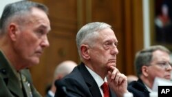 美国参谋长联席会议主席邓福德将军和美国防长马蒂斯在众院军委会听证会上接受提问。