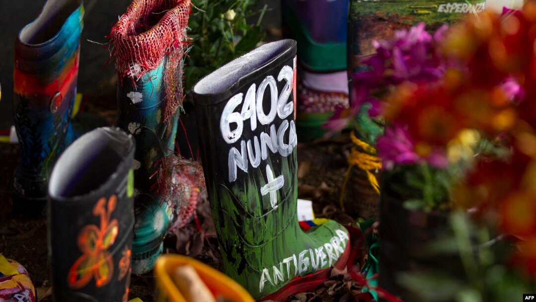 Una bota se observa durante la exhibición de refuerzos de caucho intervenidos artísticamente denominada 'Mujeres con las botas en la tierra' en las instalaciones de la Jurisdicción Especial para la Paz (JEP) en Bogotá el 28 de noviembre de 2024.