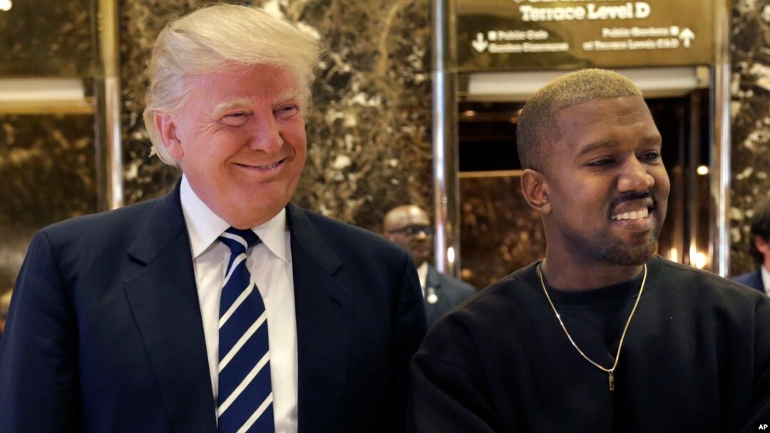 Donald Trump y un rubio Kanye West posan para la prensa en la Torre Trump.