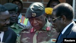 Presidente Robert Mugabe, à direita, ao lado do General Constantine Chiwenga (imagem de arquivo)