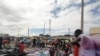 Sem emprego, muitos jovens recorrem ao comércio informal. Mercado de Xipamanine, Maputo, 2014.