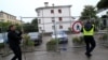Wasu ma'aikata kenan lokacin da suke cire wata katanga yayin da ake ci gaba da sassauta dokokin takaita zirga-zirga a kasar Italiya.