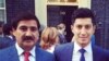 یوسف کارگر مربی و اسلام امیری، کپتان تیم ملی فوتبال افغانستان در برابر منزل صدراعظم بریتانیا در لندن