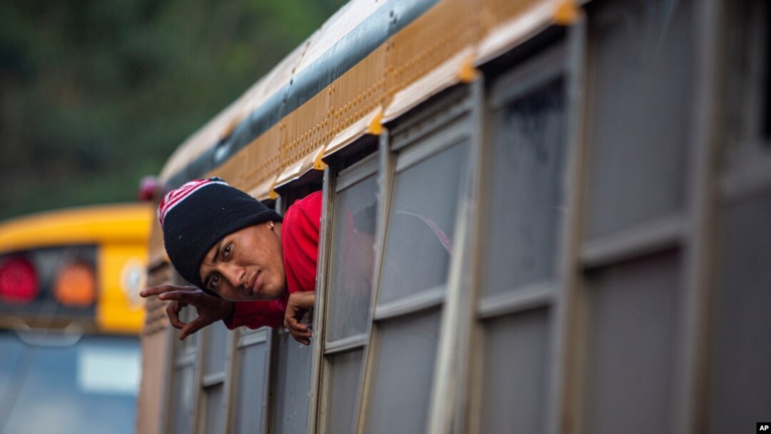 Un inmigrante hondureño que fue devuelto por las autoridades de Guatemala cuando intentaba llegar en una caravana a Estados Unidos, el 20 de enero de 2020.
