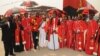 Padres e outros religiosos no comício de abertura da campanha do MPLA, fotografados com o secretário provincial Bento Bento