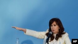 ARCHIVO - La exvicepresidenta de Argentina, Cristina Fernández de Kirchner, habla durante la ceremonia de inauguración del Microestadio Néstor Kirchner, en Quilmes, Buenos Aires, Argentina, el 27 de abril de 2024. AP